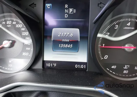 2015 Mercedes-Benz C 300 4Matic z USA, uszkodzony, nr VIN 55SWF4KB4FU021991